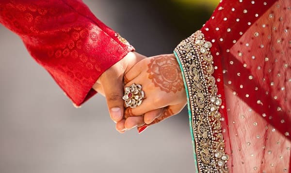পরকীয়ায় জড়িয়ে ভাই-বোনের বিয়ে