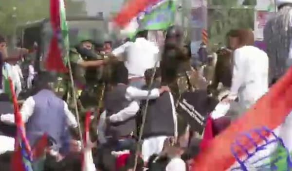 ভারতে কংগ্রেস নেতাকর্মীদের সাথে পুলিশের সংঘর্ষ