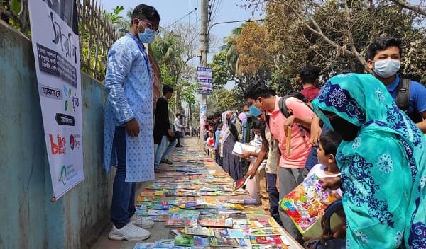 সড়কের পাশে পুঁথি সরণি উৎসব