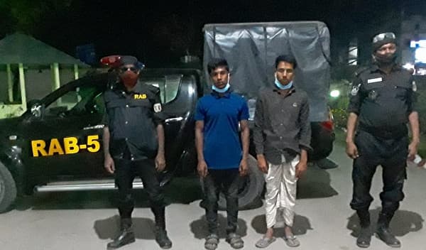 গাঁজা বিক্রির সময় দুই যুবক আটক