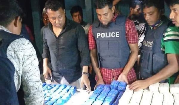 গাড়ির গ্যারেজে আগুন, নেভাতে গিয়ে মিললো ৬ লাখ ইয়াবা