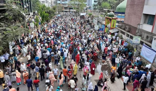 কেন্দ্রের বাইরে স্বাস্থ্যঝুঁকির মধ্যেই অনুষ্ঠিত হলো মেডিক্যাল ভর্তি পরীক্ষা