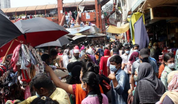 রাজধানীর শপিংমল ও মার্কেটে উপচেপড়া ভিড়