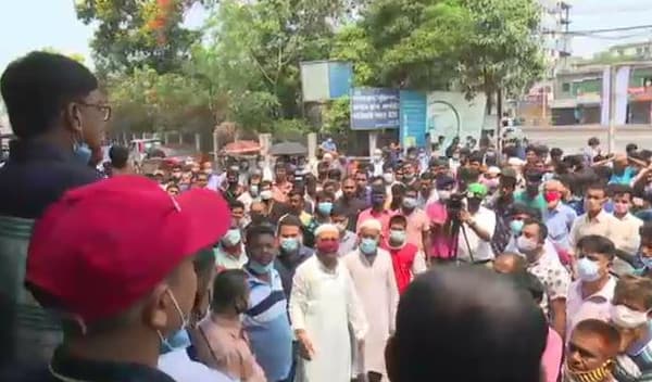 গণপরিবহণ চালুর দাবিতে পরিবহণ শ্রমিকদের বিক্ষোভ 