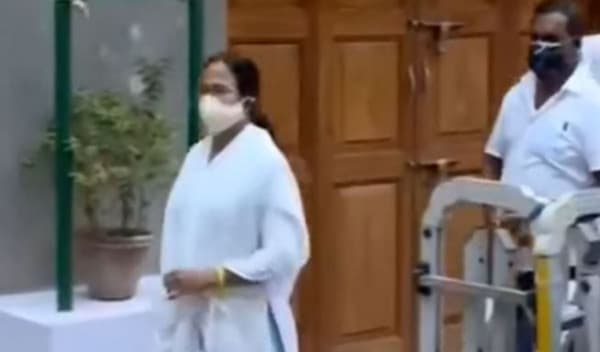 রাজ্য জয়ের পর হেঁটেই অফিসে ঢুকলেন মমতা
