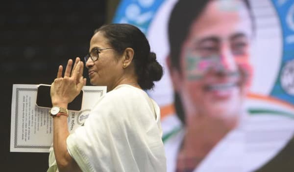 টানা তৃতীয়বার মুখ্যমন্ত্রী হিসেবে আজ শপথ নেবেন মমতা