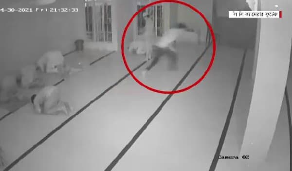 মুসল্লি সেজে মসজিদে ঢুকে নামাজের ফাঁকে চুরি