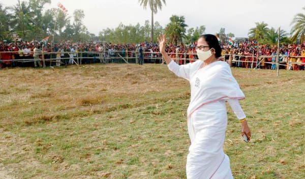 ছাত্রাবস্থায় রাজনৈতিক কর্মকাণ্ড শুরু করেছিলেন মমতা