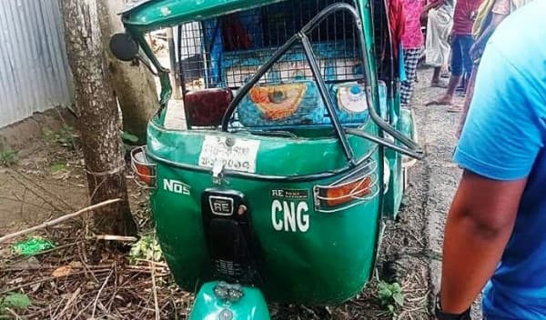 মানিকগঞ্জে সড়ক দুর্ঘটনায় সিএনজি চালক নিহত