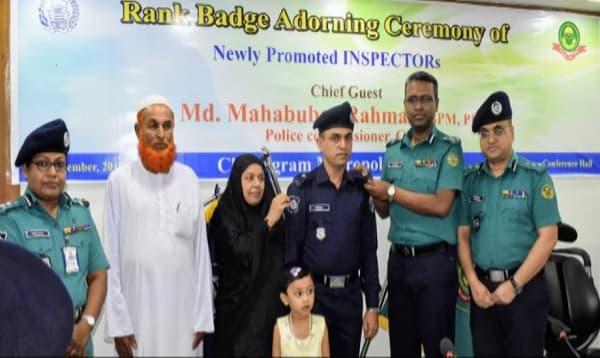 এই প্রথম পুলিশে র‌্যাংক ব্যাজ পরিয়ে দিলেন বাবা-মা