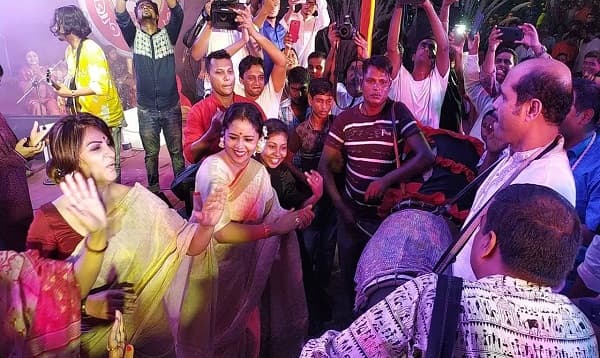 ঢোল বাজিয়ে ও নেচে মেয়র আতিকের দুর্গোৎসবের শুভেচ্ছা 