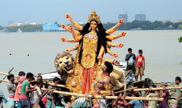 গঙ্গায় প্রতিমা বিসর্জন দিলেই ৫০ হাজার রুপি জরিমানা