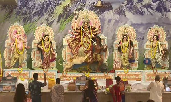 আজ বিজয়া দশমী, বাজছে বিদায়ের সুর