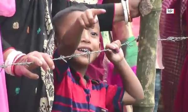 দুর্গাপূজা উপলক্ষে হিলি সীমান্তে দুই দেশের মিলনমেলা