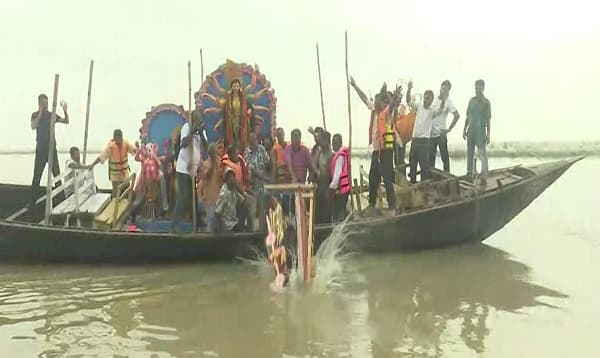 আনন্দ-অশ্রুতে দেবীকে বিদায়