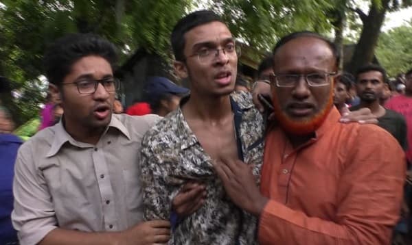 পুলিশের লাঠিচার্জে আবরারের ছোট ভাই ও ফুফু আহত