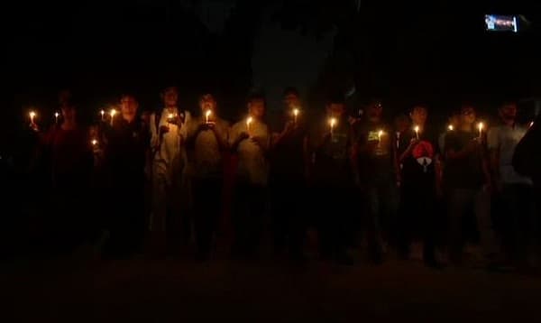 মোমবাতি জ্বালিয়ে আবরার হত্যার প্রতিবাদ