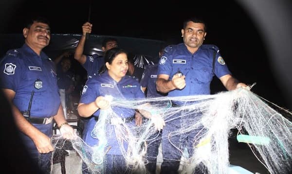 মা ইলিশ রাক্ষায় গভীর রাতে অভিযান