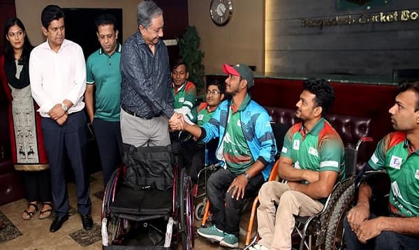 হুইলচেয়ার ক্রিকেট দলকে ২১টি উন্নত চেয়ার দিল বিসিবি