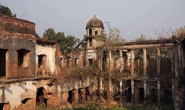 ধ্বংসের মুখে দুবলহাটি রাজবাড়ি