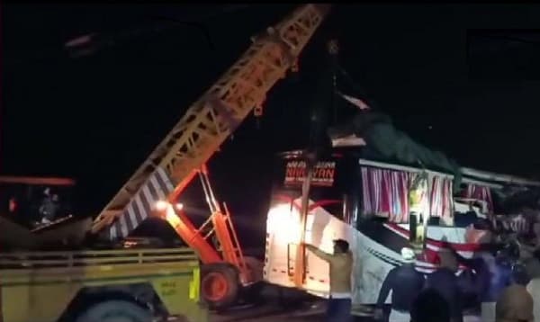 ভারতে বাস-ট্রাক সংঘর্ষে ১৩ জন নিহত