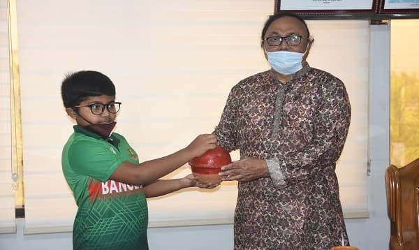 অসহায়দের সহায়তায় মেয়রের হাতে মাটির ব্যাংক তুলে দিলো স্কুলছাত্র