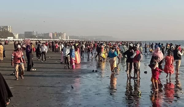 করোনা মহামারিতেও কক্সবাজার সমুদ্র সৈকতে পর্যটকদের ভিড়