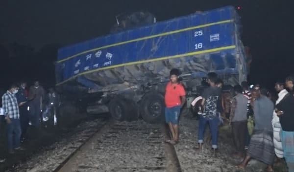 যশোরে ট্রাক-ট্রেনের সংঘর্ষে একজন নিহত