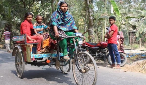 ভ্যান টেনে সংসার চলে মুংলীর