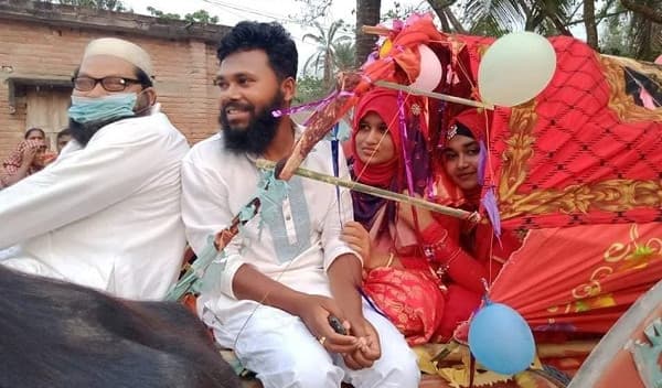 শখ পূরণে গরুর গাড়িতে বরযাত্রা