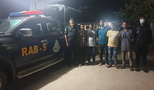 পর্নো ভিডিও সংরক্ষণ ও প্রচারে জড়িত থাকার অভিযোগে ৫ জন আটক
