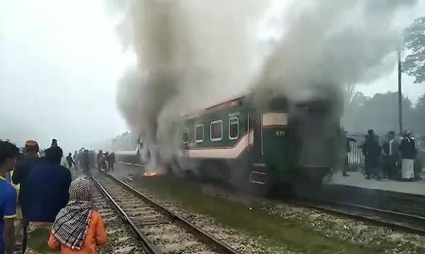 পারাবত এক্সপ্রেসে ভয়াবহ অগ্নিকাণ্ড