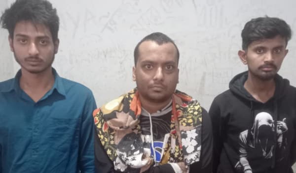 আ.লীগ নেতা বাবার অভিযোগে ফেনসিডিলসহ ছেলে আটক
