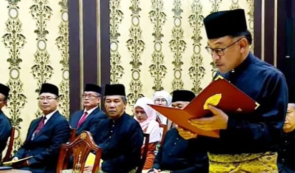 প্রধানমন্ত্রী হিসেবে শপথ নিলেন আনোয়ার ইব্রাহিম