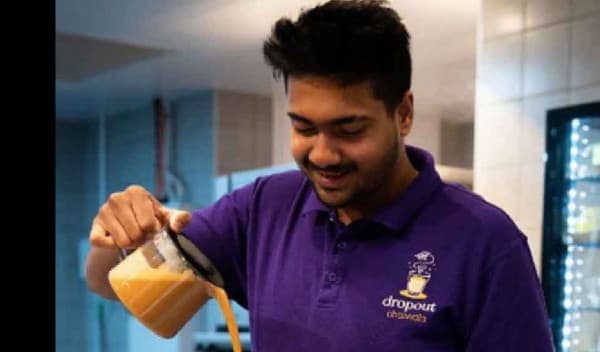 রাস্তায় চা বিক্রি, বছরে দেড় কোটি মুনাফা করছেন তরুণ