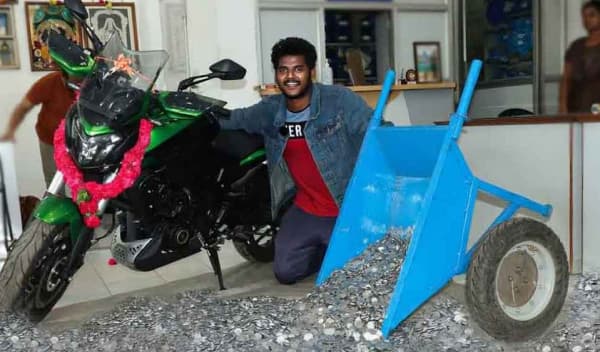 এক টাকার কয়েন জমিয়ে স্বপ্নের বাইক!