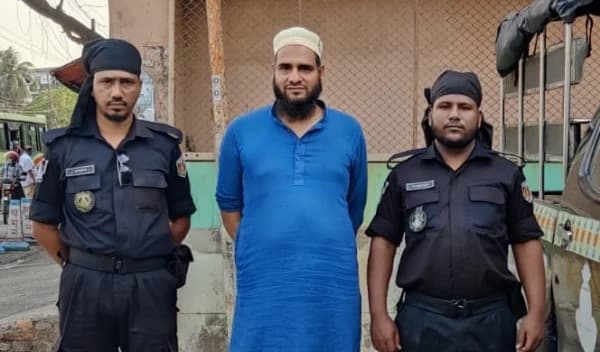 চট্টগ্রামে ‘বোতলভর্তি জিনসহ’ কবিরাজ গ্রেপ্তার