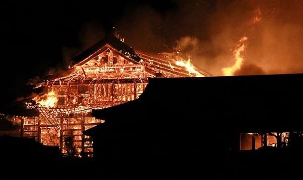 জাপানে ৫শ' বছরের পুরনো প্রাসাদে আগুন