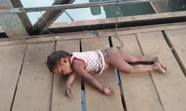 সন্তানকে শেকলে বেঁধে কাজে যান মা