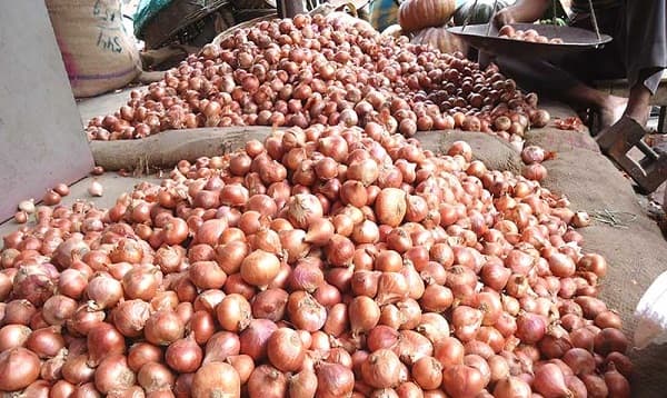 পেঁয়াজ কেনা বন্ধ করে দিয়েছেন পাইকাররা
