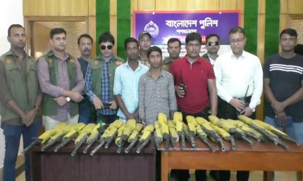 ২৮টি দেশিয় বন্দুকসহ দুই অস্ত্র ব্যবসায়ী আটক