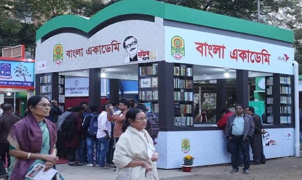 জমে উঠছে অমর একুশে গ্রন্থমেলা