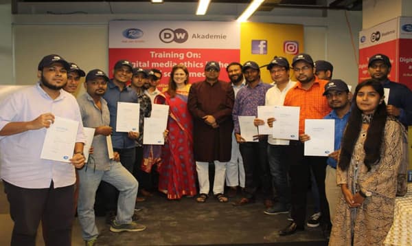 'ডিজিটাল মিডিয়া এথিক্স ইন দ্য এজ অব সোশ্যাল মিডিয়া’ কর্মশালার সনদ বিতরণ