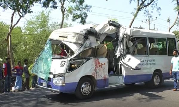 ট্রাকে পিকনিক বাসের ধাক্কা, উইলস লিটল ফ্লাওয়ার কলেজ শিক্ষিকার হাত বিচ্ছিন্ন