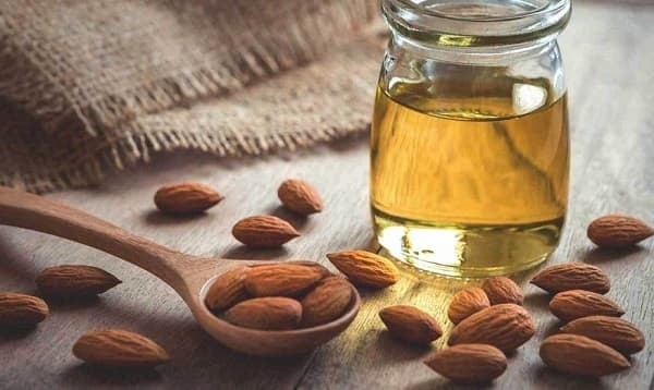 দাগহীন, ঝকঝকে ত্বক পেতে রোজ মাখুন আমন্ড অয়েল 