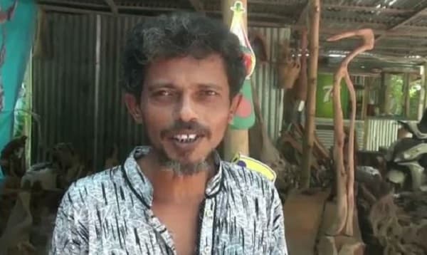 চাঁদপুরে পরিত্যক্ত কাঠে সমীরণের শিল্পকর্ম