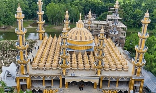 মসজিদ বন্ধ ঘোষণার পরেও দর্শনার্থী নিয়ে বিপাকে কর্তৃপক্ষ