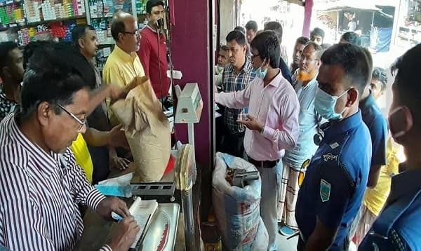 বেশী দামে পন্য বিক্রি করায় চার প্রতিষ্ঠানকে জরিমানা 