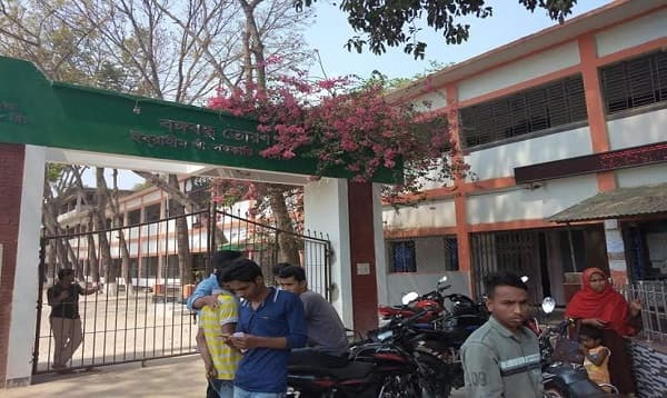 করোনা আতঙ্কের মধ্যেই শিক্ষার্থীদের ডেকে এনে প্রবেশপত্র বিতরণ