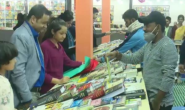 পাঠক, দর্শনার্থী আর লেখক সমাগমে জমজমাট গ্রন্থমেলা